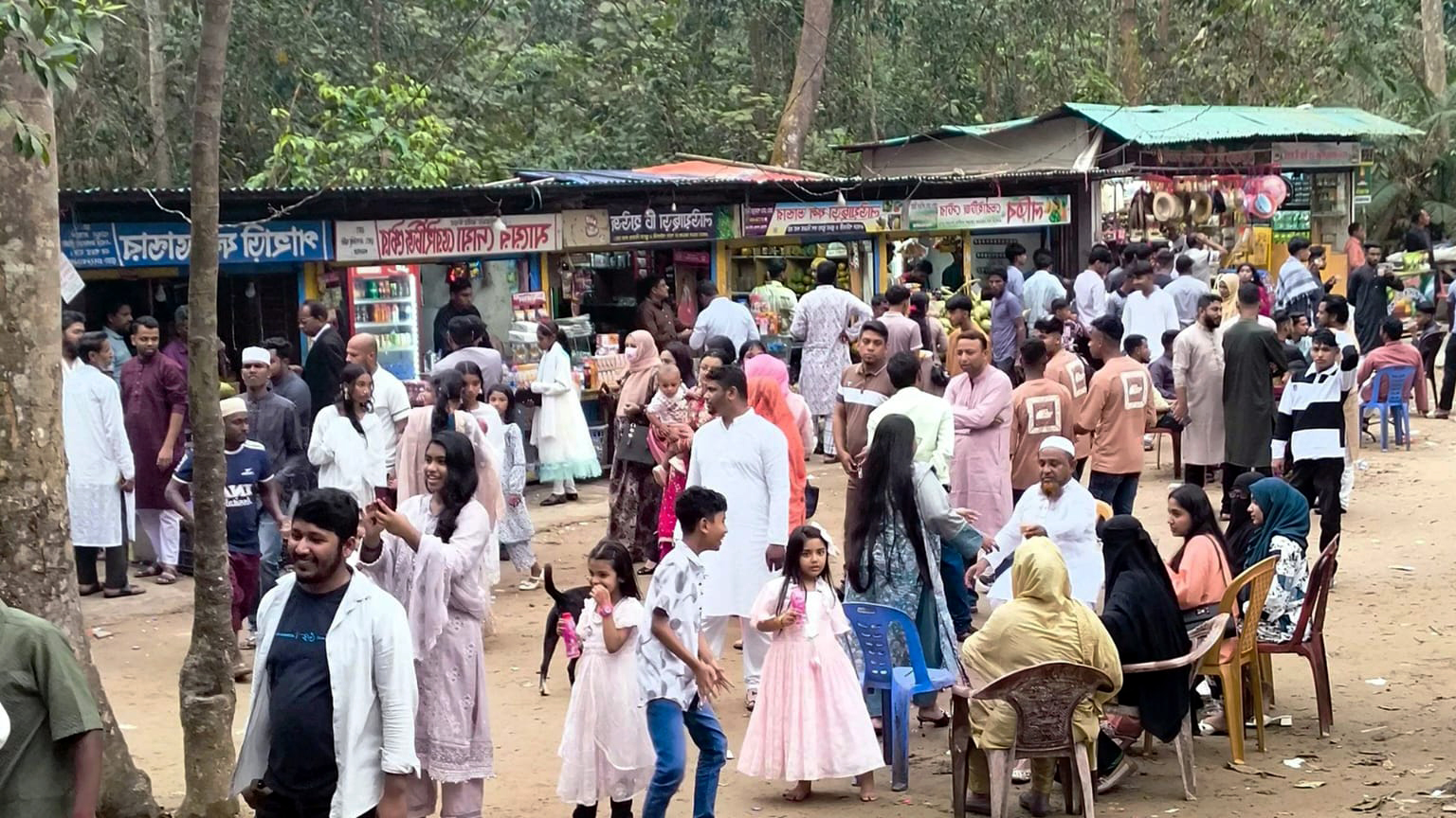 পর্যটকের পদচারণে মুখর মৌলভীবাজার