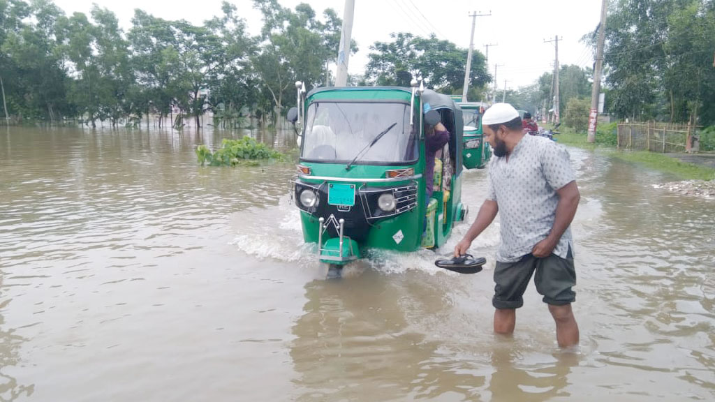 মৌলভীবাজারে ৮ হাজার মানুষ পানিবন্দী, মনু নদ উপচে নিম্নাঞ্চল প্লাবিত