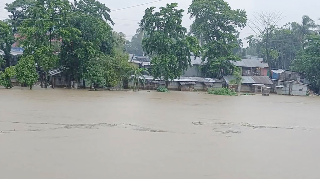 মৌলভীবাজারে নদীর পানি বিপৎসীমার ওপরে, তলিয়ে গেছে সড়ক ও বসতবাড়ি