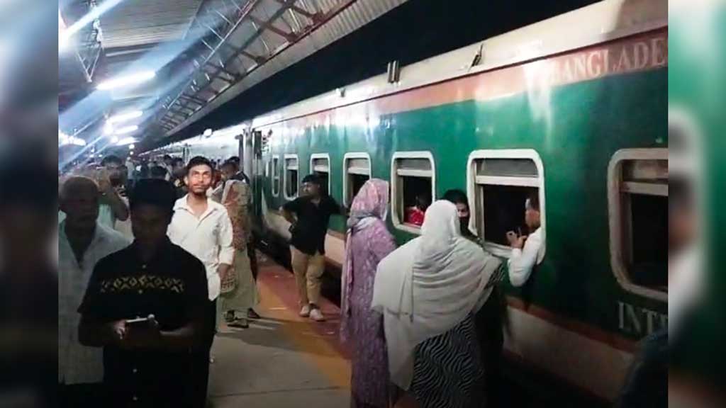 বিদ্যুতের সমস্যায় শ্রীমঙ্গল স্টেশনে আটকা পারাবত এক্সপ্রেস