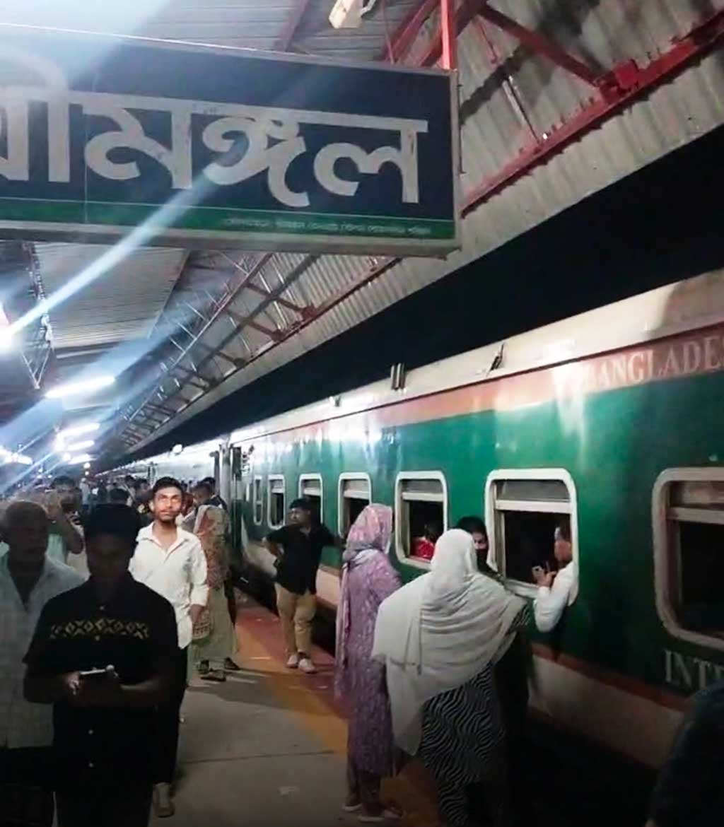 যান্ত্রিক ত্রুটির কারণে পারাবত এক্সপ্রেস ট্রেন মৌলভীবাজারের শ্রীমঙ্গল স্টেশনে আটকে আছে। ছবি: আজকের পত্রিকা