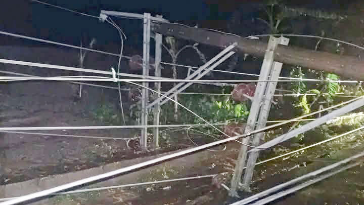 মৌলভীবাজার-শেরপুর আঞ্চলিক মহাসড়ক: ঝড়ে ৩টি বৈদ্যুতিক খুঁটি ভেঙে যানচলাচল বন্ধ