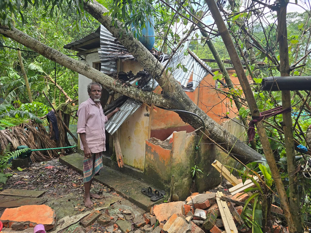 মৌলভীবাজারে কালবৈশাখীতে শতাধিক ঘরবাড়ি বিধ্বস্ত