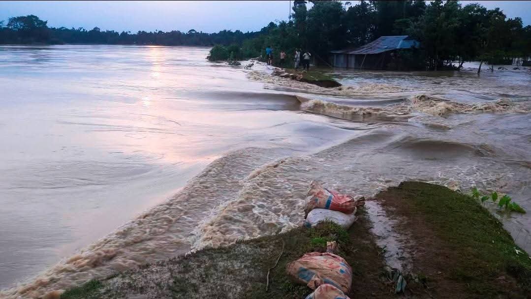 টানা বর্ষণ ও পাহাড়ি ঢল: বিপৎসীমার ওপর দেশের ৫টি নদীর পানি