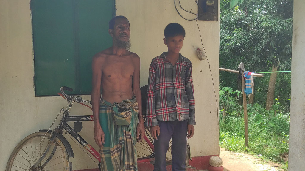 পরিবার বাঁচাতে ভাঙা সাইকেলে শিশু তোফাজ্জলের লড়াই