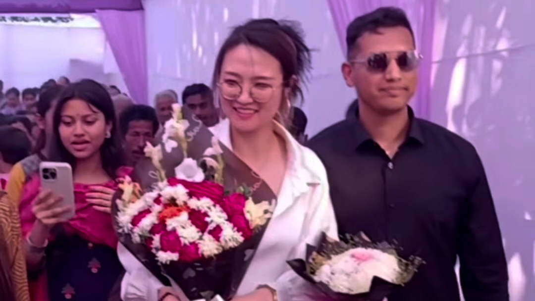 চীনা কনেকে বিয়ের জন্য হেলিকপ্টারে বাড়িতে আনলেন রাজনগরের যুবক