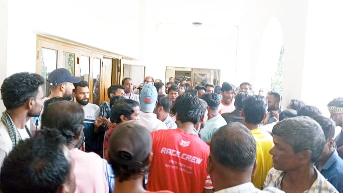 চিকিৎসকের অবহেলায় কিশোরীর মৃত্যুর অভিযোগ, হাসপাতালে চা-শ্রমিকদের বিক্ষোভ