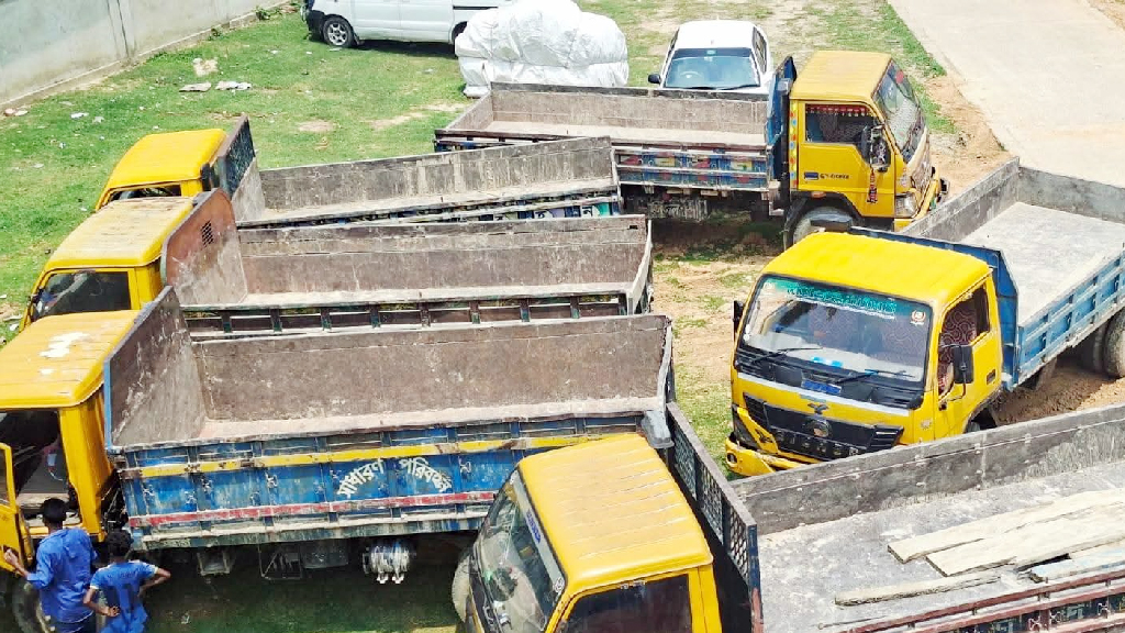 শ্রীমঙ্গলে অবৈধ বালু উত্তোলনের অভিযোগে ৬ ট্রাক জব্দ