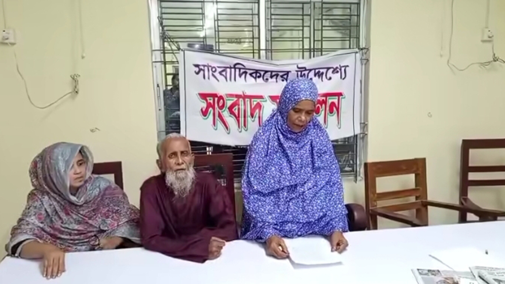 মুলাদীতে মা-বাবাকে জিম্মি করে সাদা স্ট্যাম্পে স্বাক্ষর নেওয়ার অভিযোগ ছেলের বিরুদ্ধে