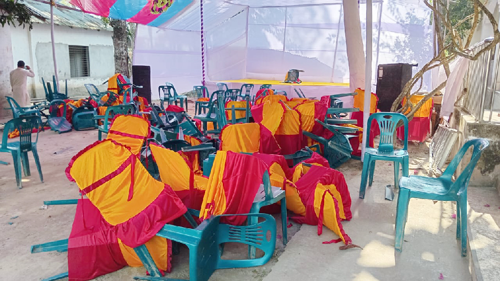 মুলাদীতে ডিসি-ইউএনওর সামনেই সেতু উদ্বোধন অনুষ্ঠানে স্থানীয়দের হামলা, ভাঙচুর