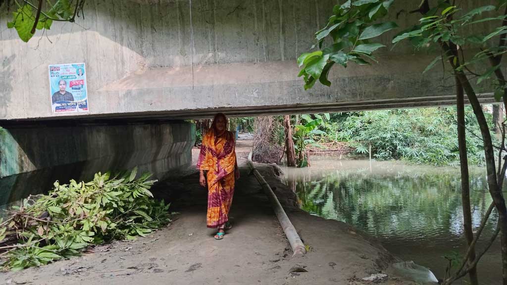 মুলাদীতে রাস্তা বন্ধ করে দেওয়ায় বিপাকে ২০০ পরিবার, সেতুর নিচ দিয়ে চলাচল