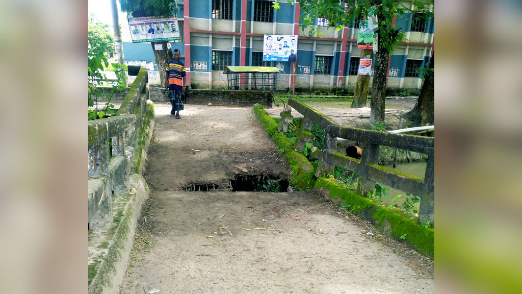 মেহেন্দীগঞ্জে ভাঙা সেতুতে চলাচলে ঝুঁকি, দুর্ভোগে শিক্ষার্থীসহ ৭ গ্রামের মানুষ