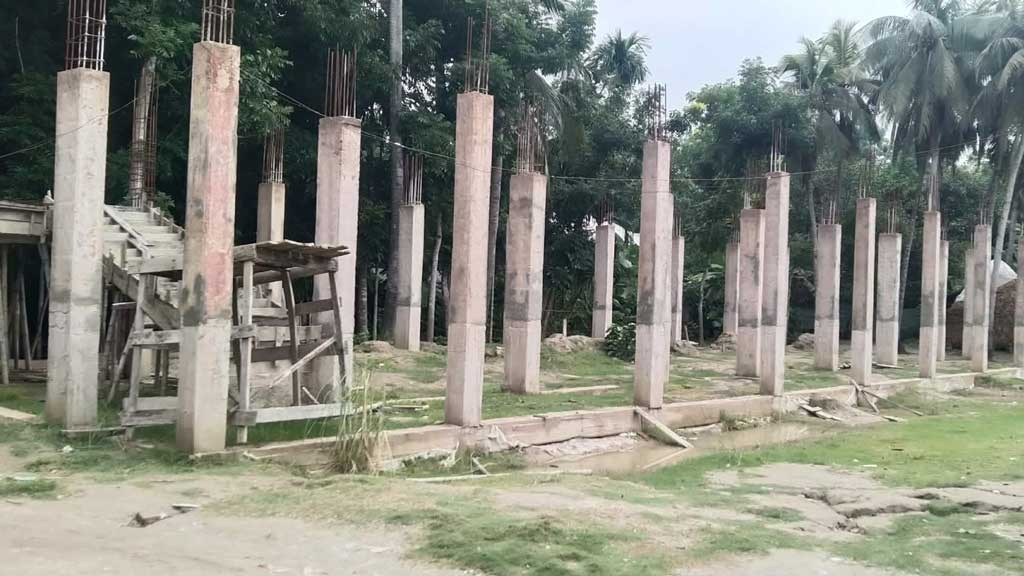 খুঁটি নির্মাণ করেই বন্ধ স্কুল ভবন তৈরির কাজ