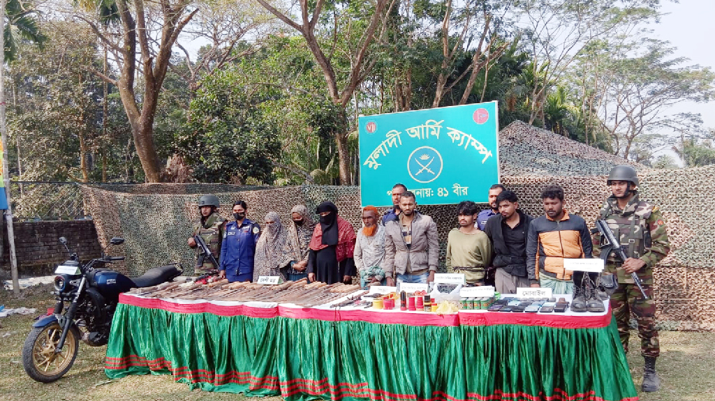 মুলাদীতে যৌথ অভিযানে অস্ত্র-বোমা তৈরির সরঞ্জাম উদ্ধার, নারীসহ গ্রেপ্তার ৮