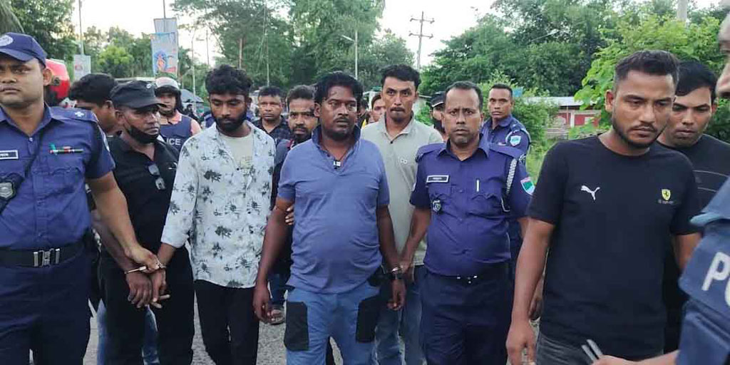 বাগেরহাটে চারটি বিদেশি পিস্তল-গুলিসহ আটক ১১