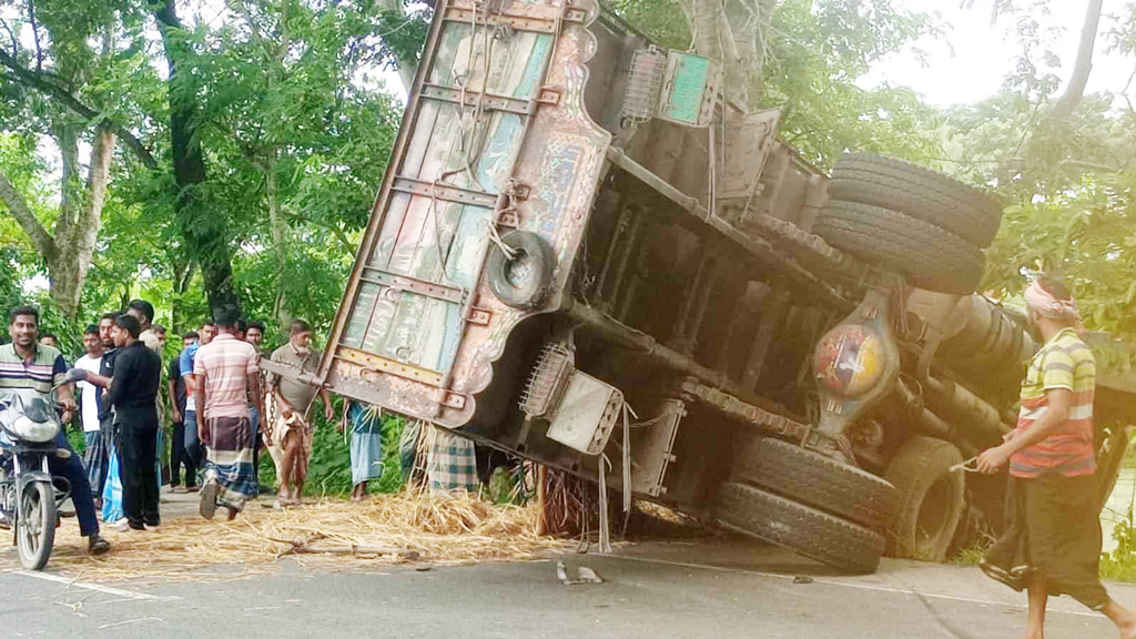 মোল্লাহাটে গরুবাহী ট্রাকের ধাক্কায় মোটরসাইকেলচালক নিহত