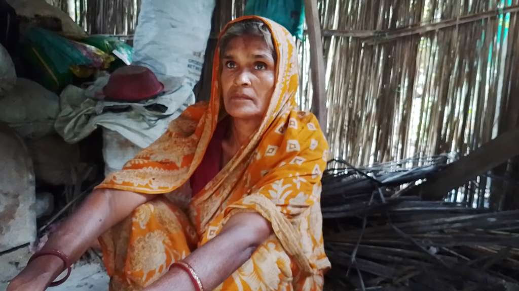 মোবাইলে মারধরের ভিডিও দেখে কষ্টে বুকটা ফেটে যাচ্ছে— রিকশাচালক আজিজুরের মা