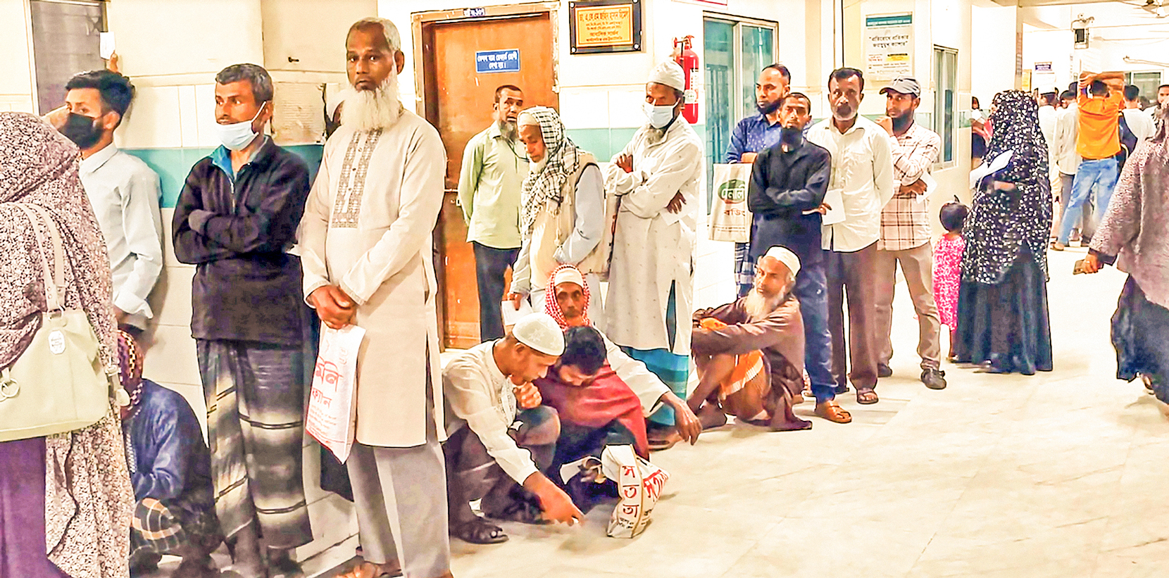 মমেক হাসপাতাল: চিকিৎসকের অপেক্ষায় ঘণ্টা পার