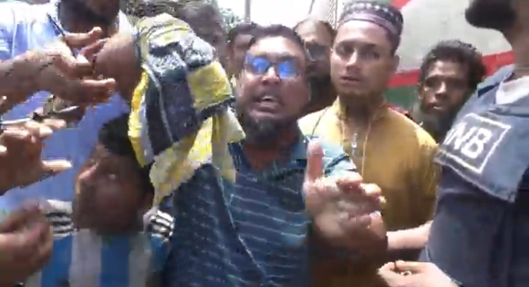 কুষ্টিয়ায় টিটিইর বিরুদ্ধে বাবা-ছেলেকে ছুরিকাঘাতের মামলা, ট্রেন অবরোধে পৃথক মামলা