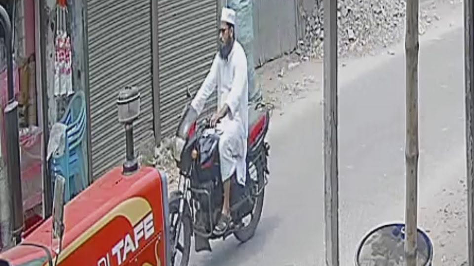 দৌলতপুরে পীর হত্যা: প্রকাশ্যে ঘুরছেন আসামি, গ্রেপ্তার নেই