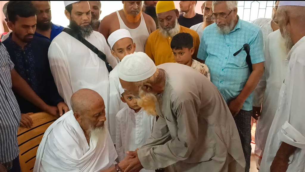 একই মসজিদে ৫৬ বছর, ইমামকে ভালোবেসে ওমরাহ করতে পাঠালেন এলাকাবাসী