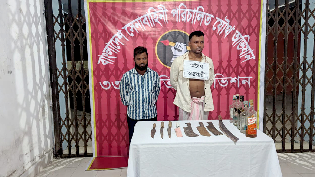 দাউদকান্দিতে যৌথ বাহিনীর অভিযানে ২২ মামলার আসামি মামুন আটক