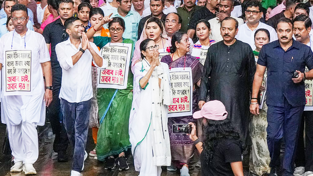 বিজেপিশাসিত রাজ্যে বাংলাভাষীদের হেনস্তা, প্রতিবাদে মমতার পদযাত্রা