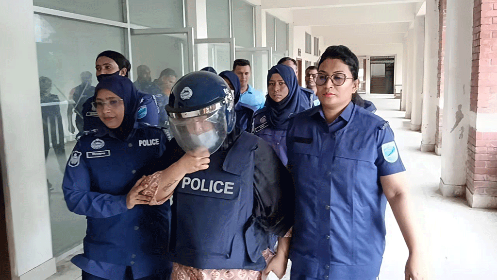 হত্যা মামলার ৪ দিনের রিমান্ড শেষে মানিকগঞ্জের আদালতে মমতাজ