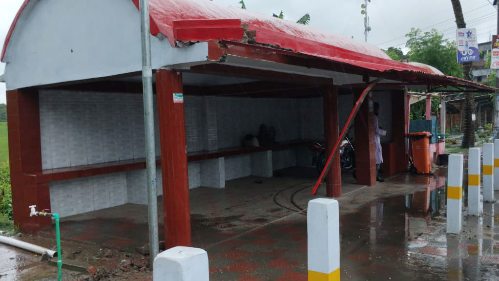 মনিরামপুরে ট্রাক ঢুকে ক্ষতিগ্রস্ত পৌর পার্ক, ক্ষতিপূরণের টাকা আত্মসাতের অভিযোগ