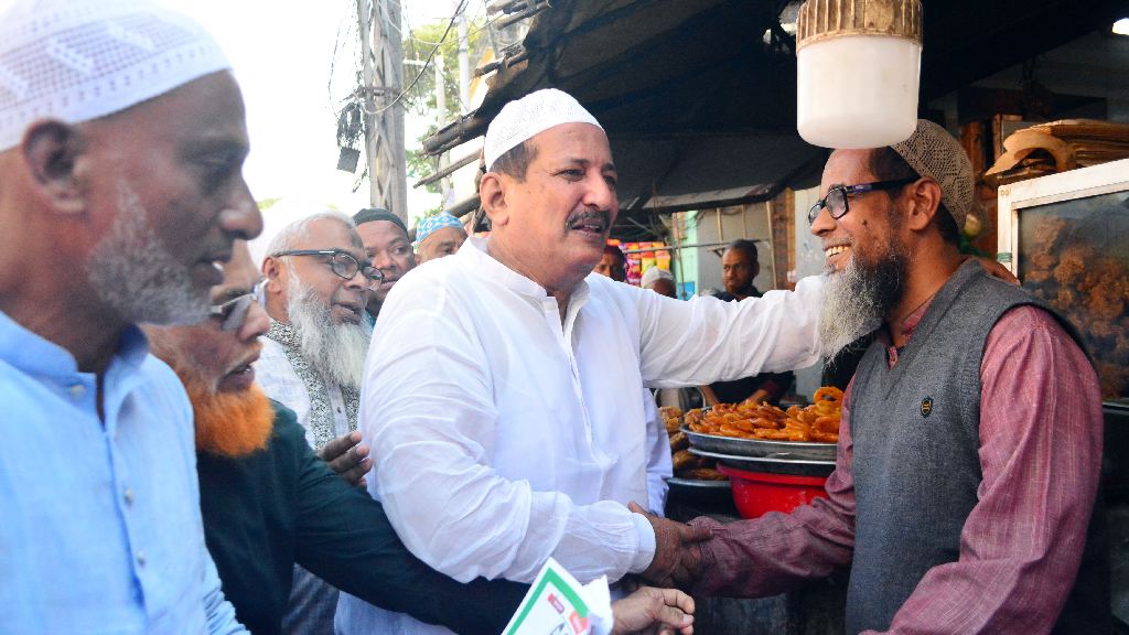 মাজার জিয়ারত করে প্রচারণায় নামলেন মিনু