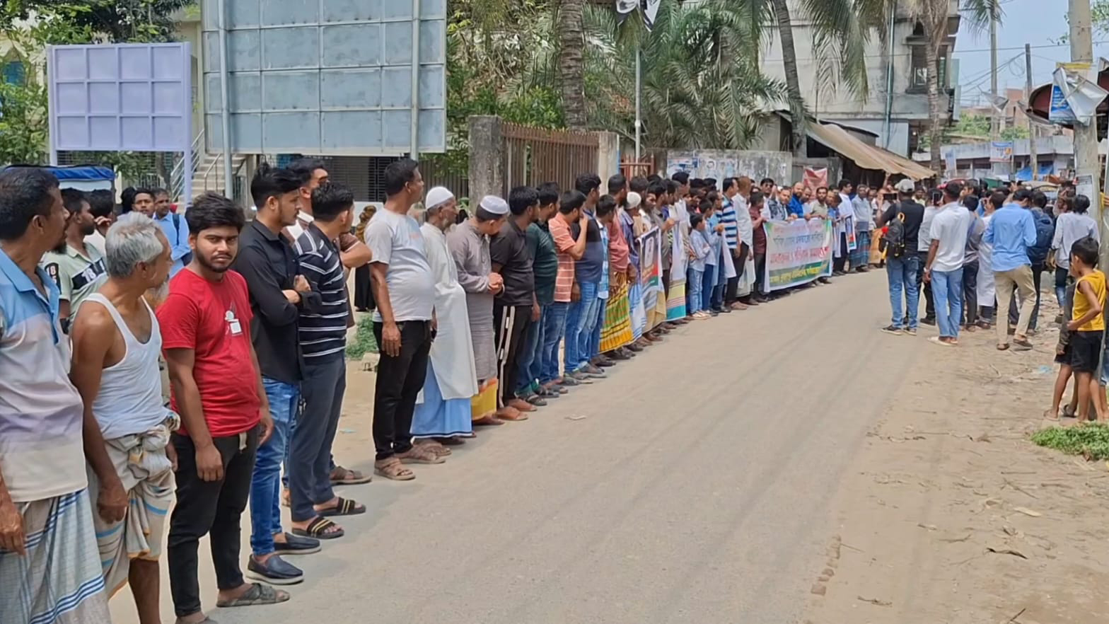 নরসিংদীতে জুলাই হত্যা মামলার আসামি ইউপি চেয়ারম্যানকে গ্রেপ্তারের দাবিতে মানববন্ধন