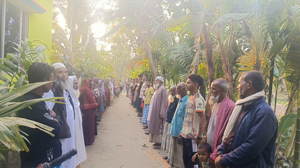 ‘চোরের’ স্ত্রীর মামলায় পালিয়ে বেড়াচ্ছে গ্রামবাসী
