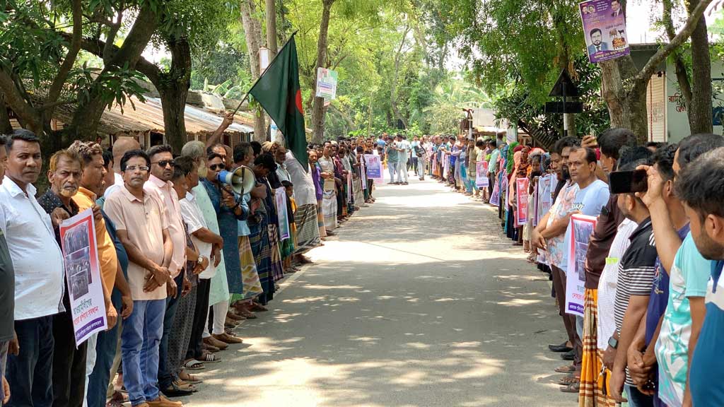 সেই বিএনপি নেতার বহিষ্কারের প্রতিবাদে পুঠিয়ায় মানববন্ধন