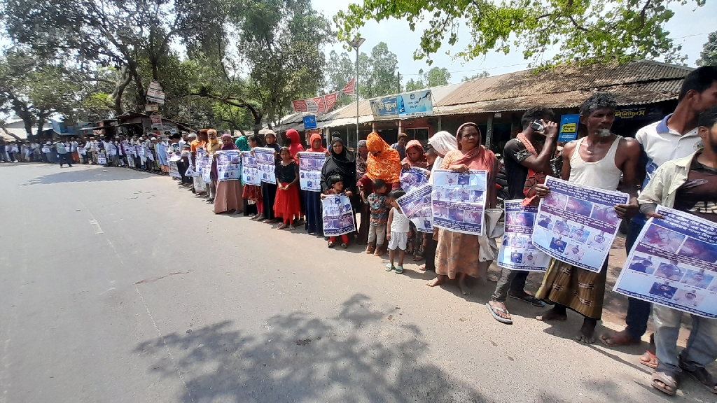 রংপুরের বদরগঞ্জে বিএনপি নেতা লাভলু মিয়া হত্যার ঘটনায় জড়িত ব্যক্তিদের গ্রেপ্তার ও ফাঁসির দাবিতে মানববন্ধন। ছবি: আজকের পত্রিকা