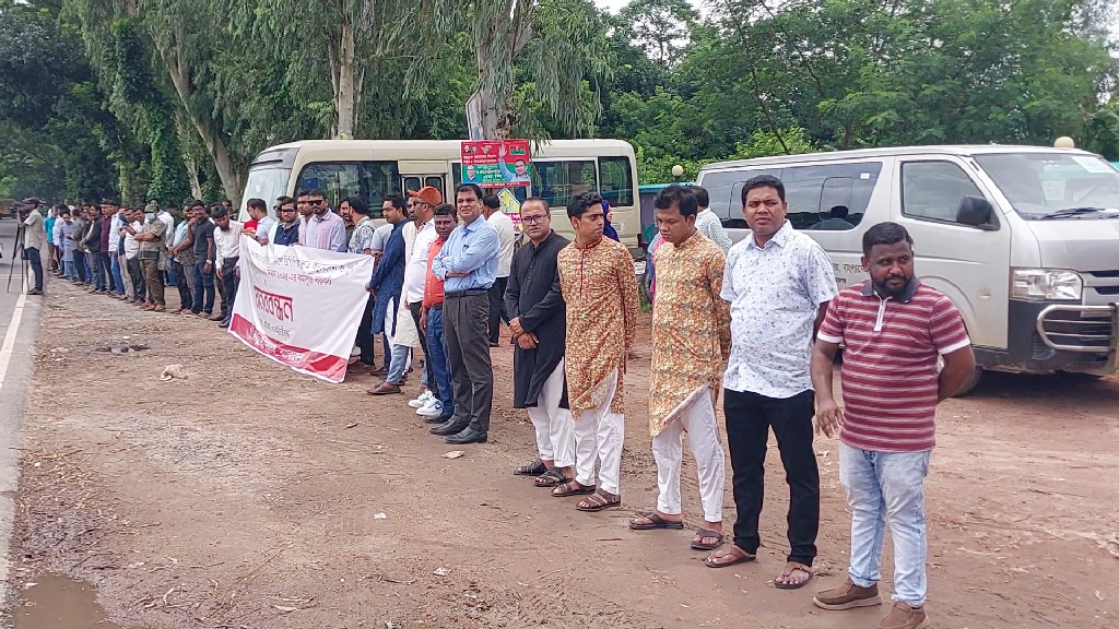 যে দাবিতে সড়কে দাঁড়ালেন রবীন্দ্র বিশ্ববিদ্যালয়ের শিক্ষক-শিক্ষার্থীরা, প্রতিষ্ঠাবার্ষিকীর আয়োজন বর্জন