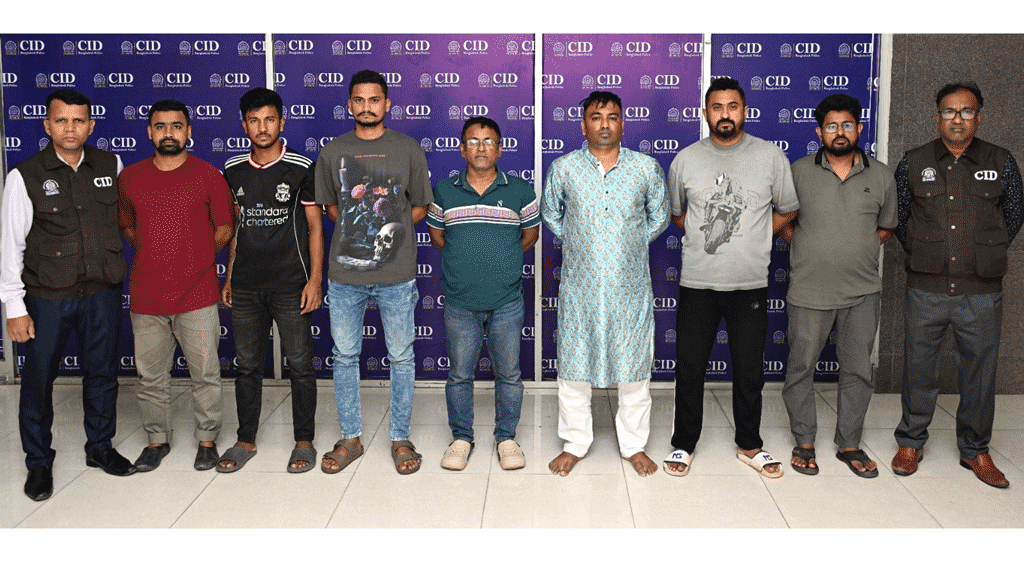 ইতালিপ্রবাসী স্বামীর কাছে যেতে সাড়ে ৪ লাখ টাকায় পেলেন ‘ভিসা’, এর পর...