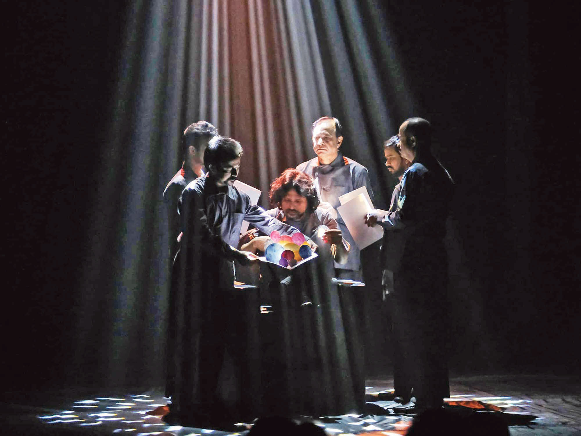 ‘মহাশূন্যে সাইকেল’ নাটকের চার দিনে সাত প্রদর্শনী