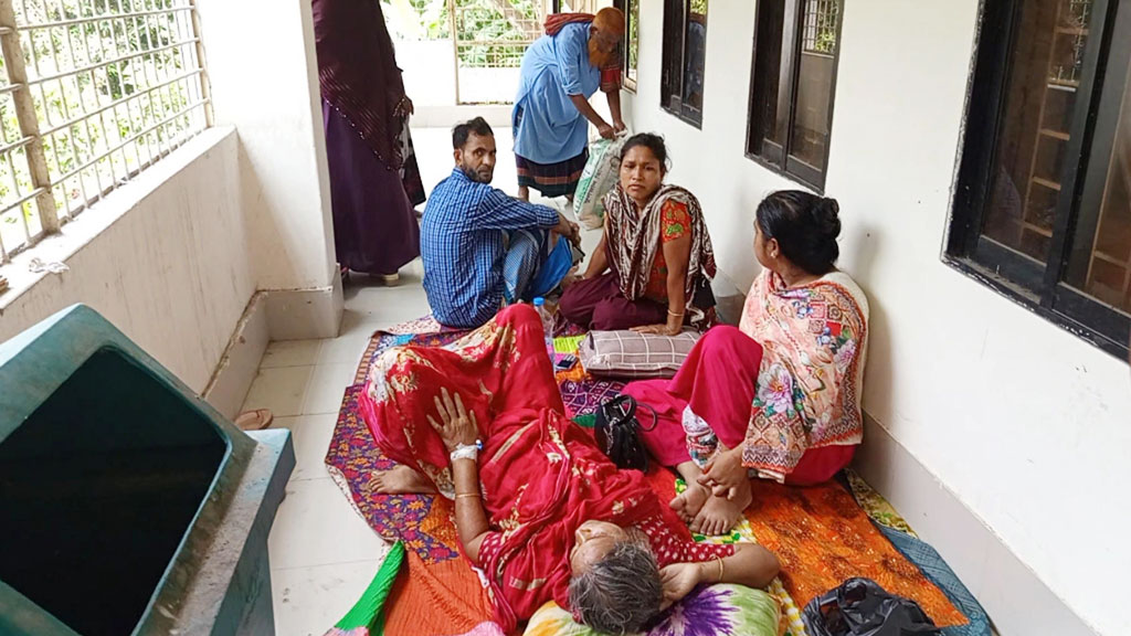 মান্দায় বাড়ছে গরমজনিত রোগে আক্রান্ত রোগী, বারান্দায় চিকিৎসা