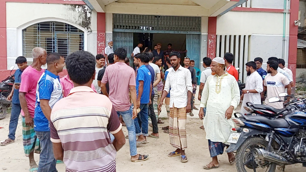 মান্দায় নারী শিক্ষককে কুপ্রস্তাব ও হেনস্তার অভিযোগ সহকারী শিক্ষকের বিরুদ্ধে