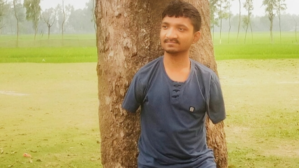পা দিয়ে লিখে হাবিপ্রবির ভর্তির মেধাতালিকায় মানিক