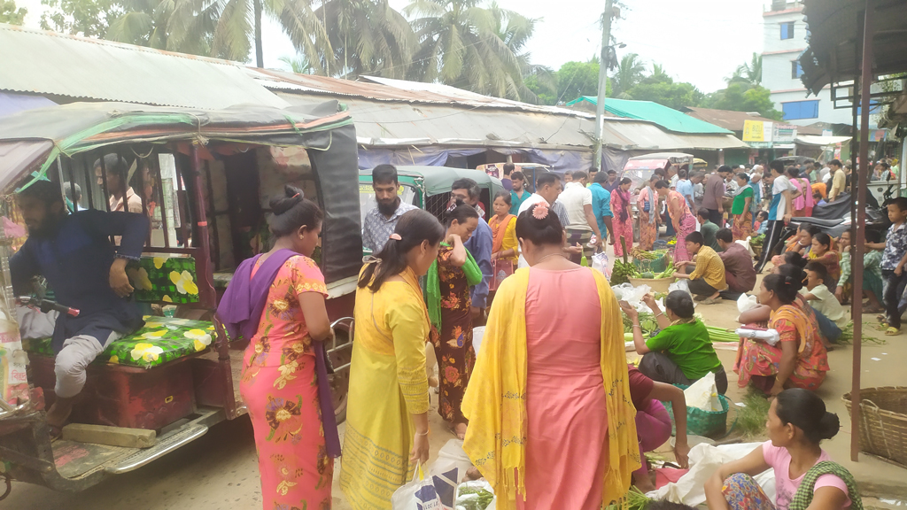 মানিকছড়ি উপজেলায় সাপ্তাহিক হাটবার থাকায় সেখানে অবরোধের কোনো প্রভাব পড়েনি। ছবি: আজকের পত্রিকা