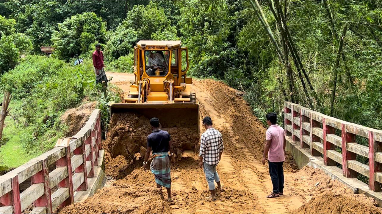 মানিকছড়িতে ভারী বর্ষণে ধসে গেছে সড়ক, ব্যক্তি উদ্যোগে যোগাযোগ সচল রাখার চেষ্টা