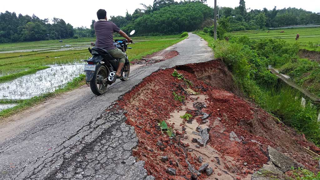 ৮১ লাখ টাকার সেতু চালুর মাস না পেরুতেই ঝুঁকিতে, সড়কে ভাঙন