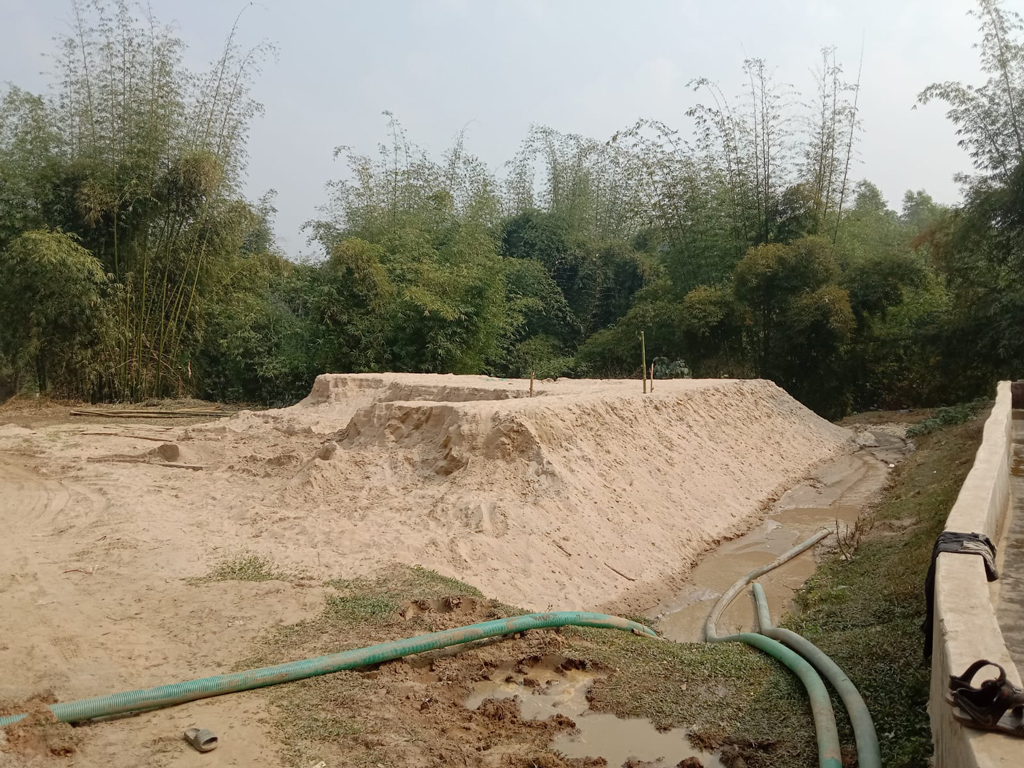 হালদার উপশাখা থেকে বালু তোলায় ব্যবসায়ীকে লাখ টাকা জরিমানা