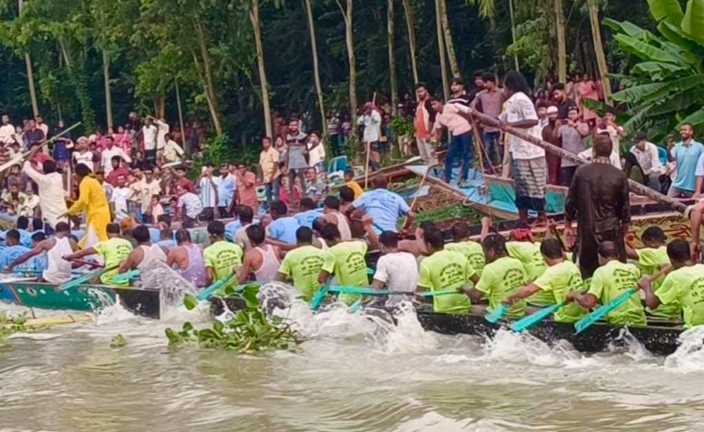রঙিন নৌকার ছুটে চলা দেখতে নদীর দুই পাড়ে জড়ো হন নারী-পুরুষ, শিশু-কিশোরসহ বিভিন্ন বয়সী মানুষ। ছবি: আজকের পত্রিকা