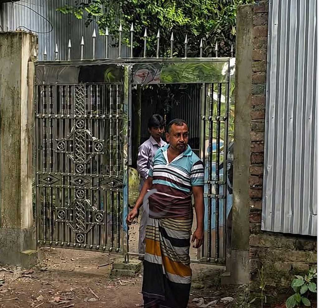 গেট নির্মাণ করে বন্ধ করে দেওয়া হলো রাস্তা, দুর্ভোগে ১৮ পরিবার