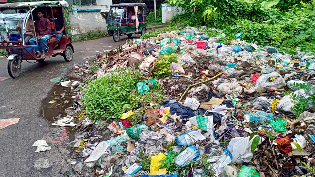 আরিচা বন্দর এলাকায় যত্রতত্র বর্জ্য, হুমকিতে জনস্বাস্থ্য