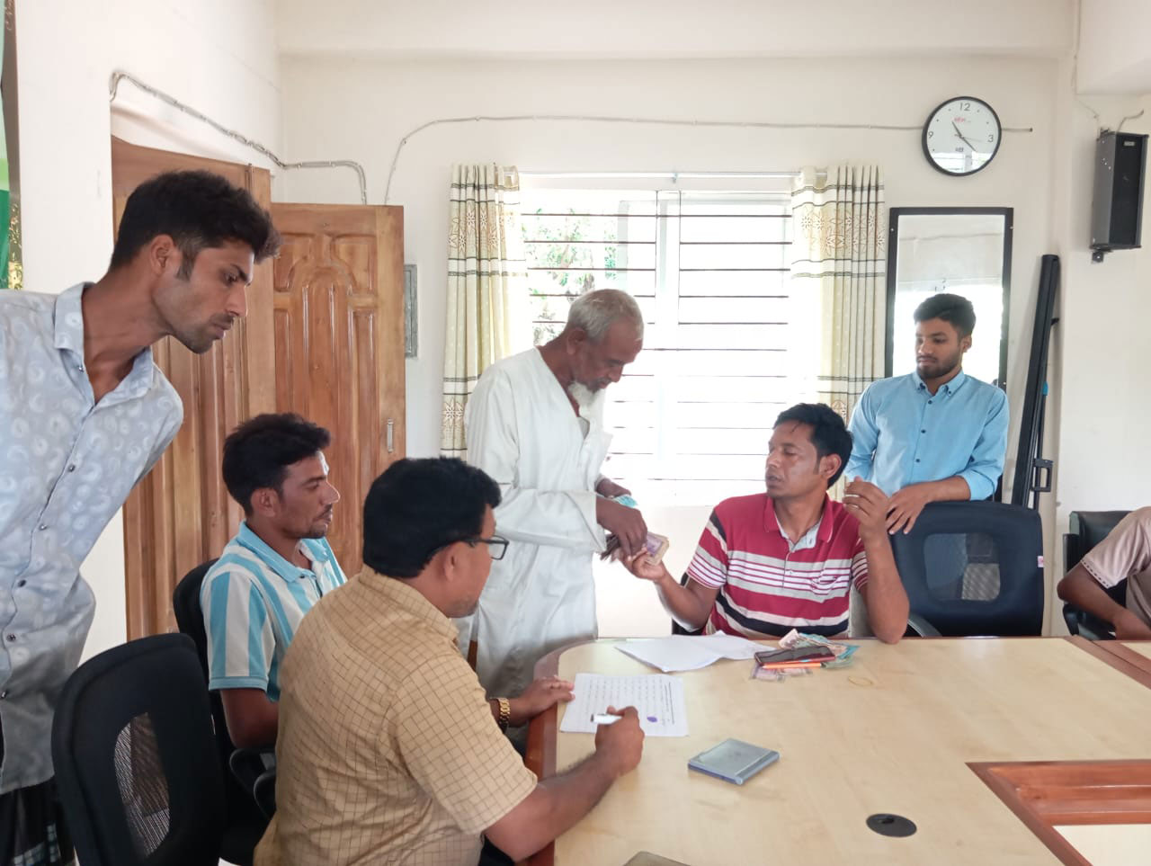 সাটুরিয়ায় ইটভাটার গ্যাসে ক্ষতিগ্রস্ত কৃষকেরা পেলেন ক্ষতিপূরণ