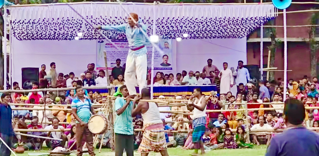 লাঠির ঝনঝনানিতে মুখর তেওতা জমিদারবাড়ি, দর্শনার্থীদের ঢল