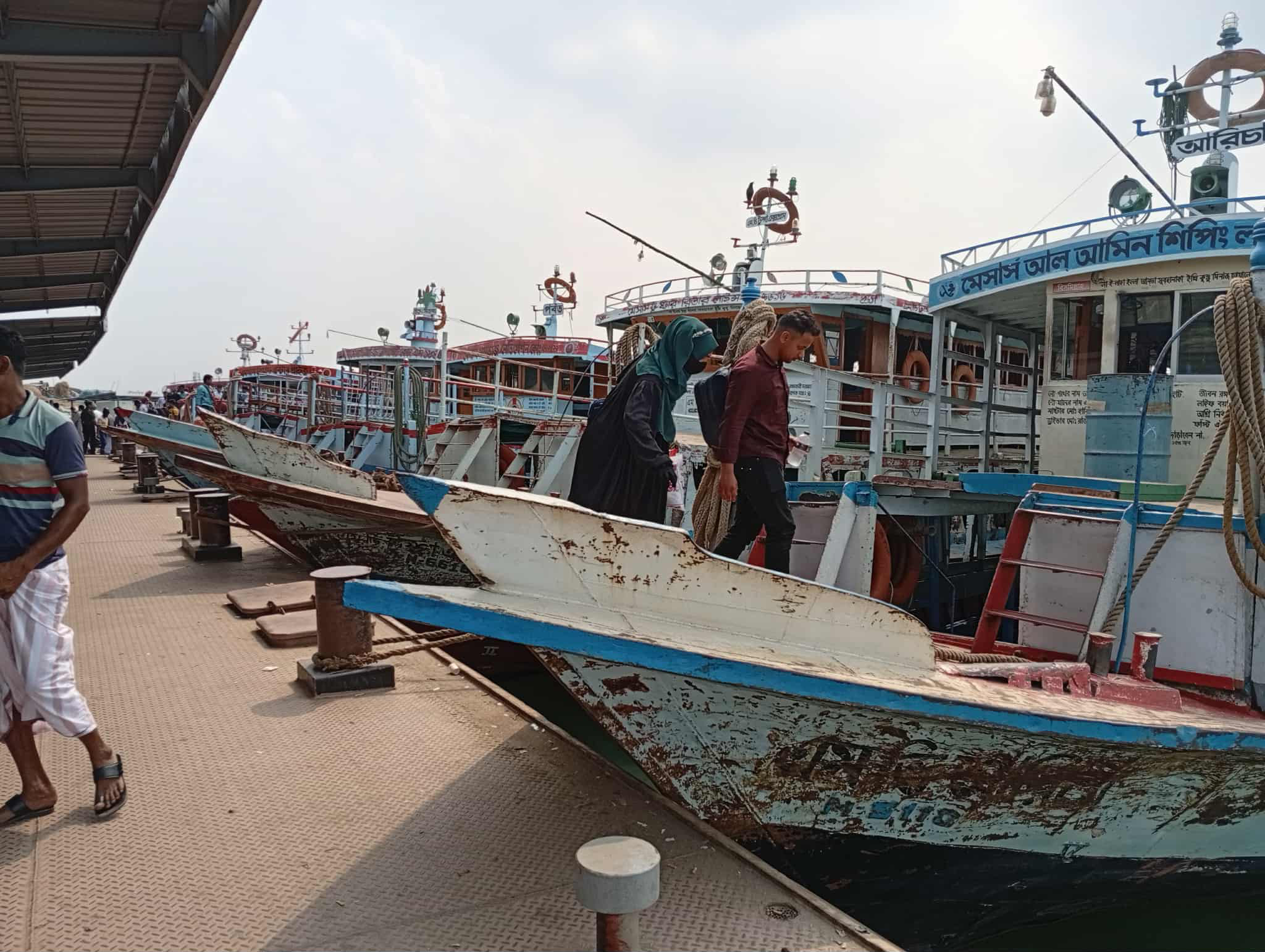 পাটুরিয়া-দৌলতদিয়া ও আরিচা-কাজীরহাট নৌরুটে লঞ্চ চলাচল বন্ধ